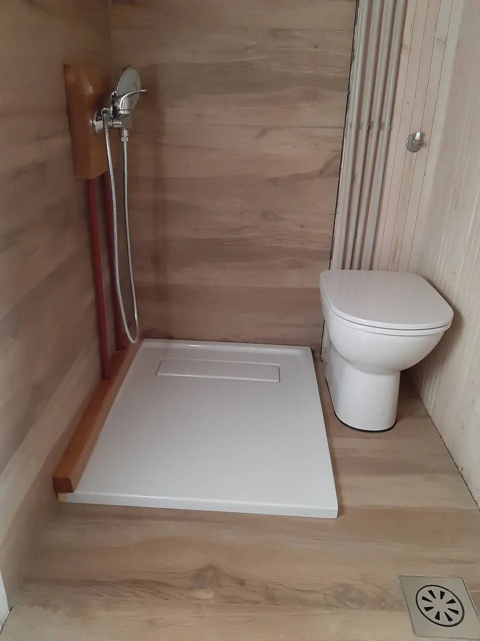 Prenovljena kopalnica z nizko tuš kadjo, tušem in WC školjko