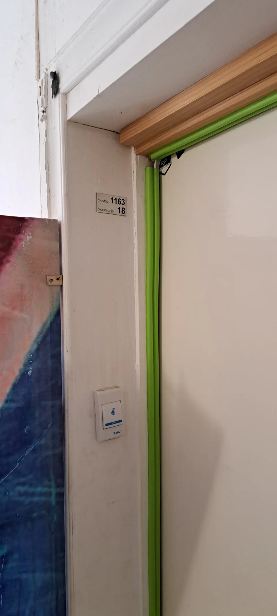 Nov podboj vrat med montažo, zaščiten z lepilnim trakom