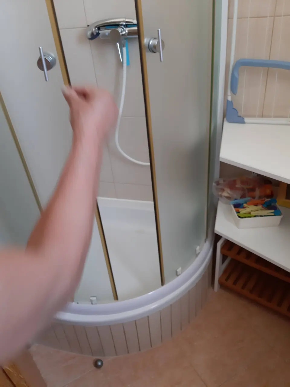 Polkrožna tuš kabina z mešalno pipo