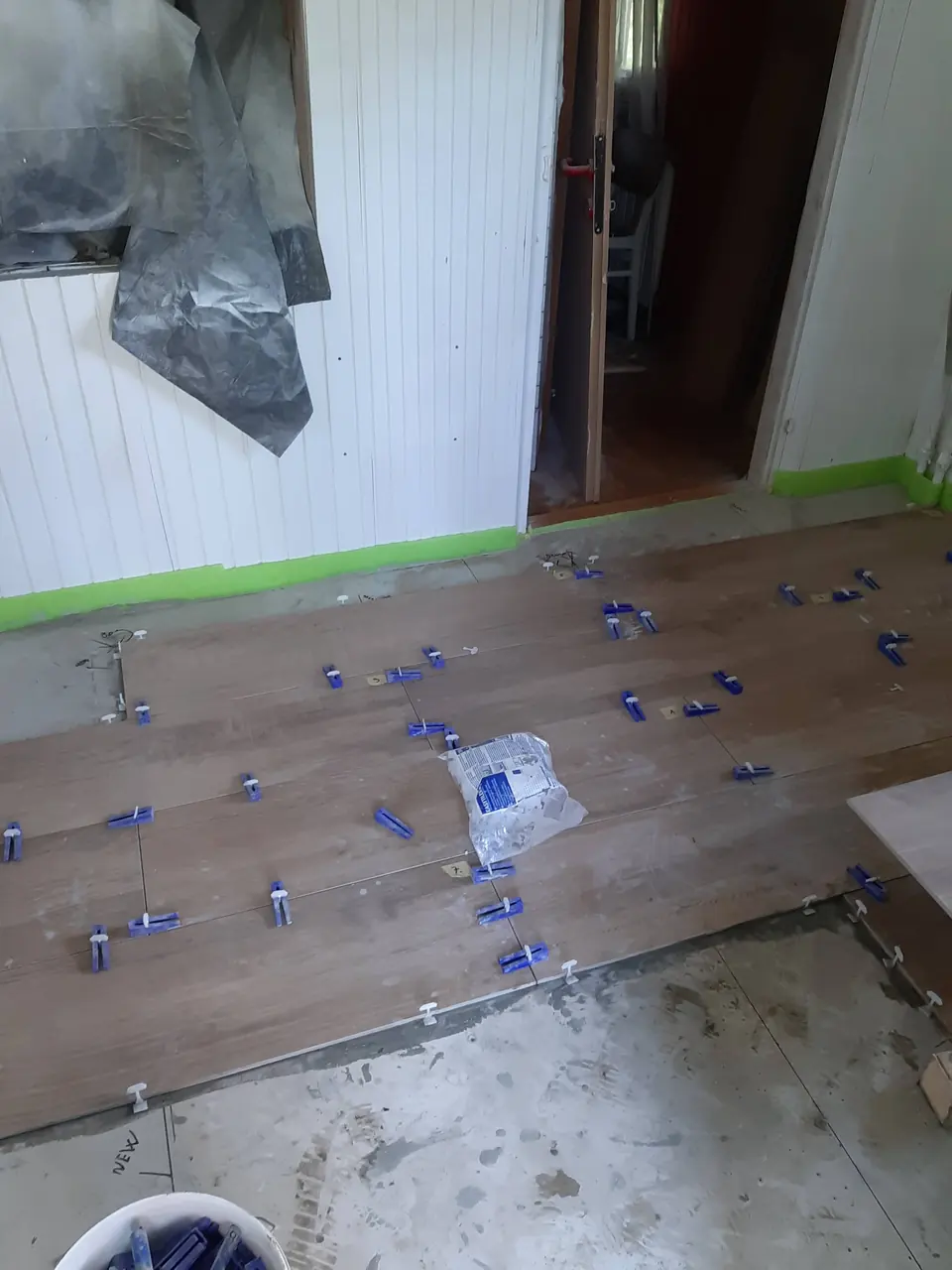 Polaganje velikih talnih ploščic z videzom lesa z izravnalnim sistemom