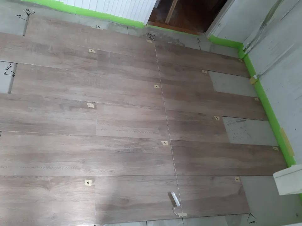 Položene talne ploščice z videzom lesa v lesenem vikendu