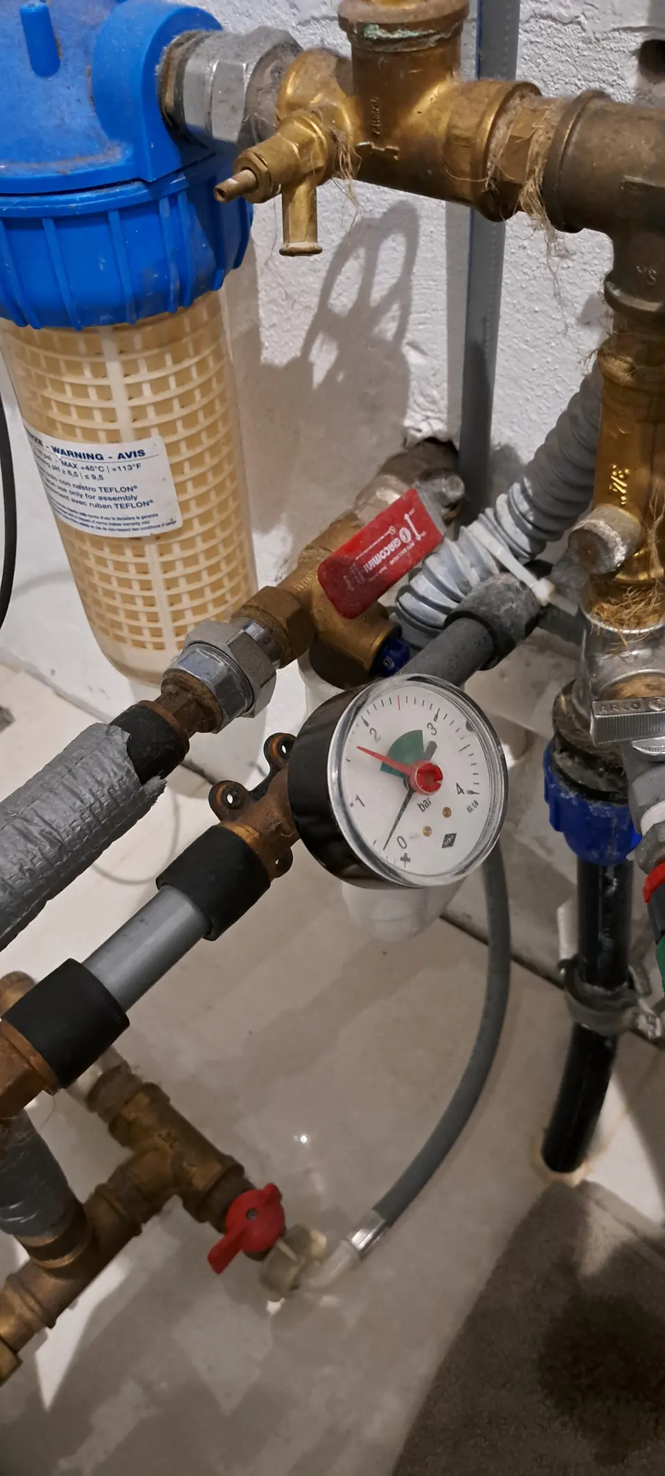 Vgrajen vodni filter in reducirni ventil z manometrom na vodovodni napeljavi